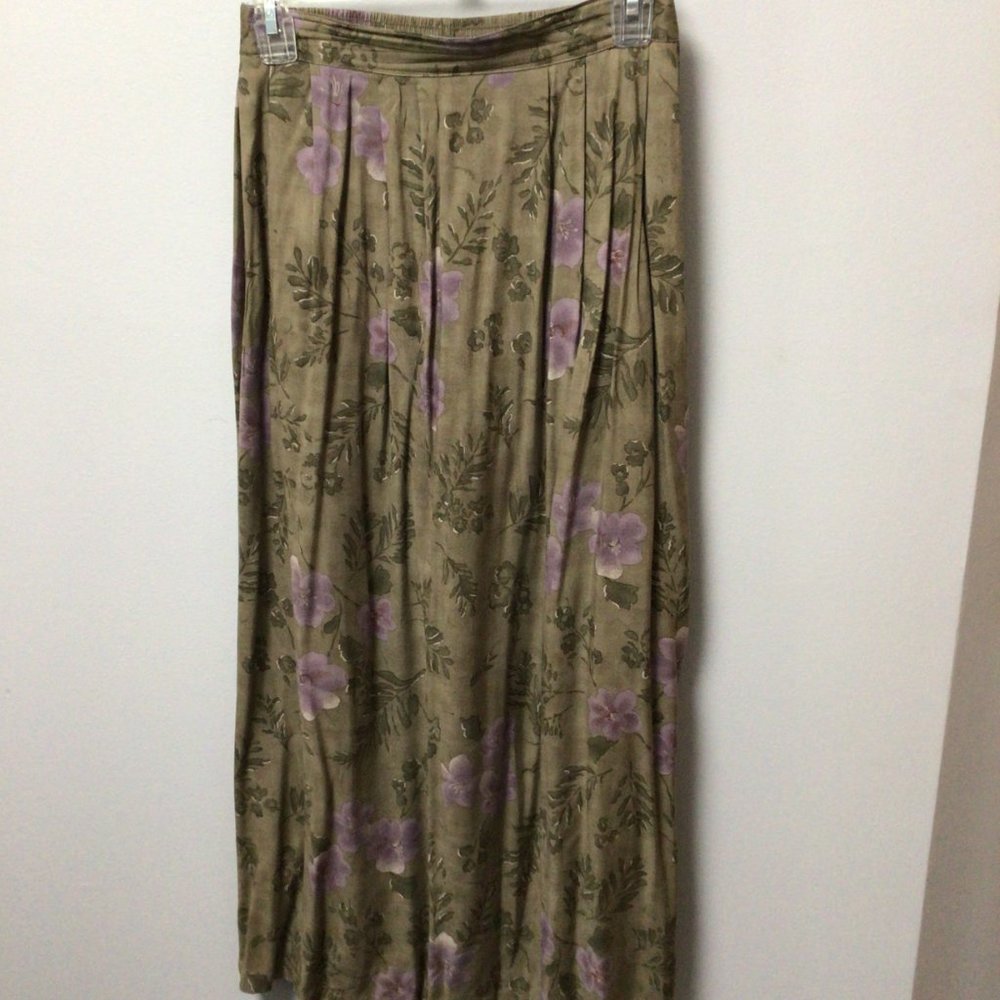Sag Harbor - Light green skirt with lavender flowers and darker green foliage - Picture 5 of 9